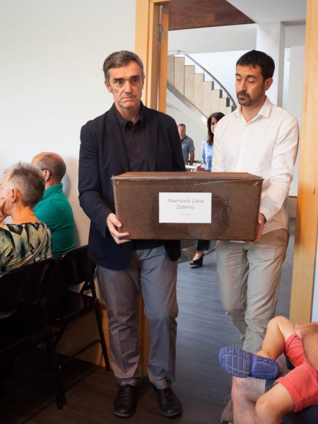 4. Nafarroako Gobernuko eta Eusko Jaurlaritzako ordezakariak Martzelo Lasaren gorpuzkiekin.